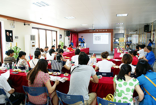 賀湖南臨武縣業主們到老賴不賴門窗總部團購成功